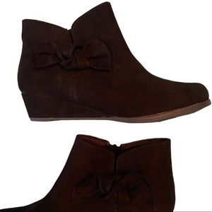Girls black faux suede bow wedge booties size 5Big Girl